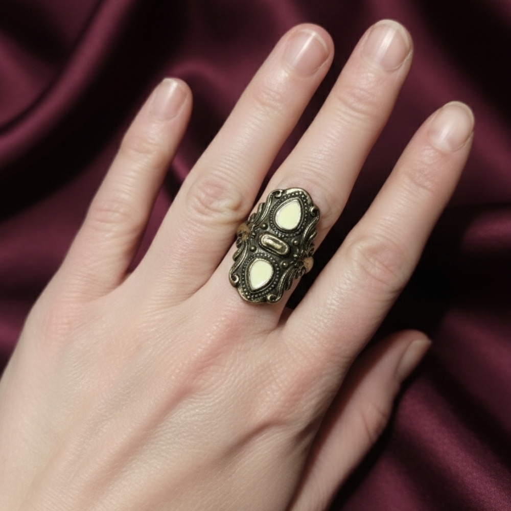 Elegant Gold and Cream Women's Ring